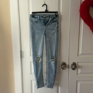 American eagle medium/light wash ripped skinny jeans